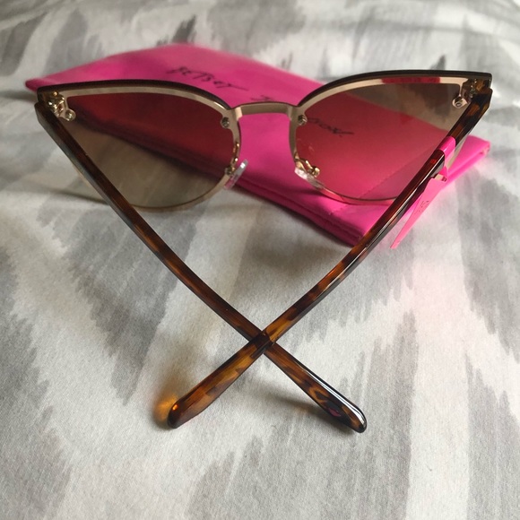 Betsey Johnson cat eye sunglasses - Picture 4 of 4